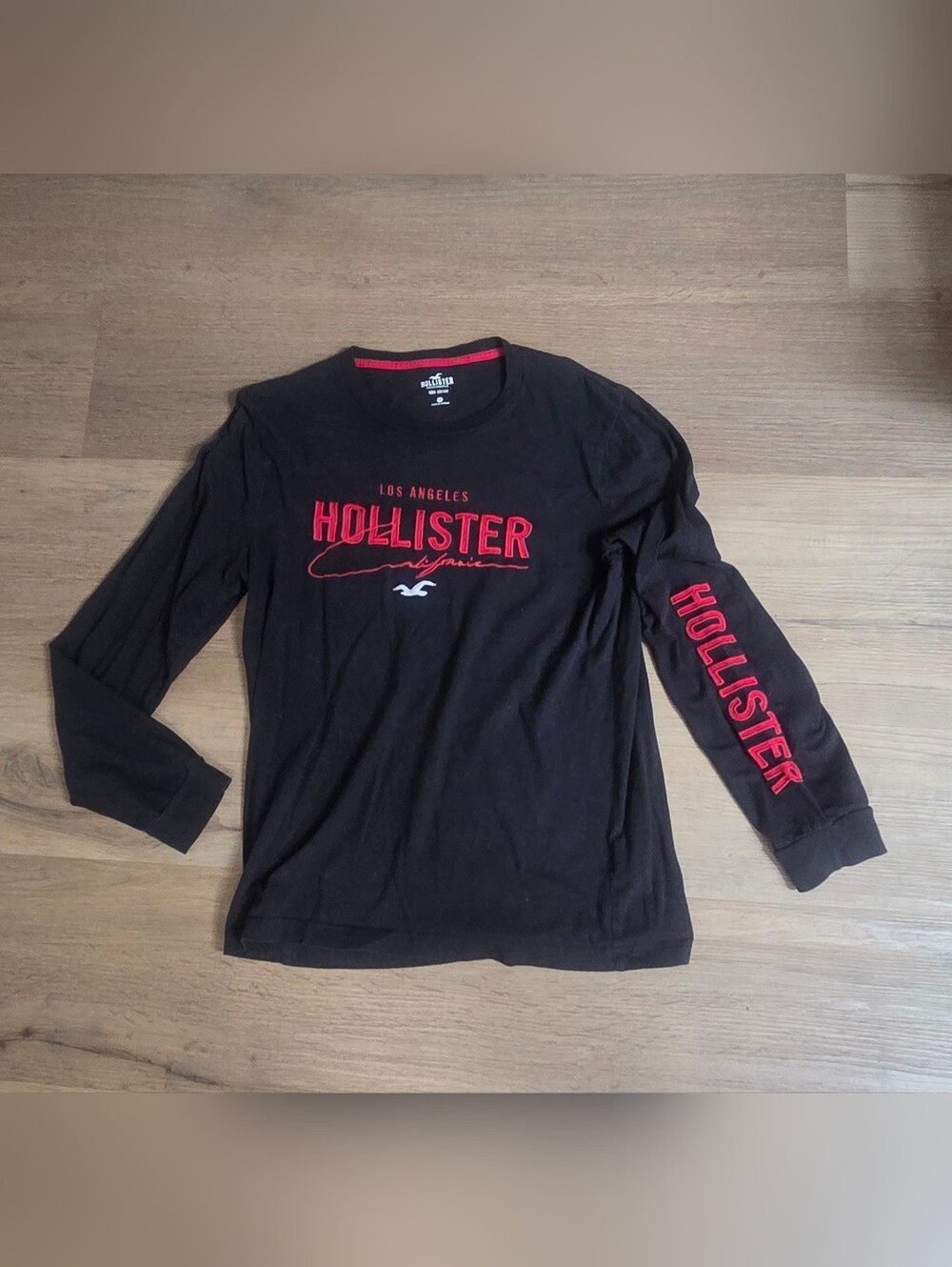 Hollister Black Long-Sleeve Tee with Red Logo Sz M Bin Z